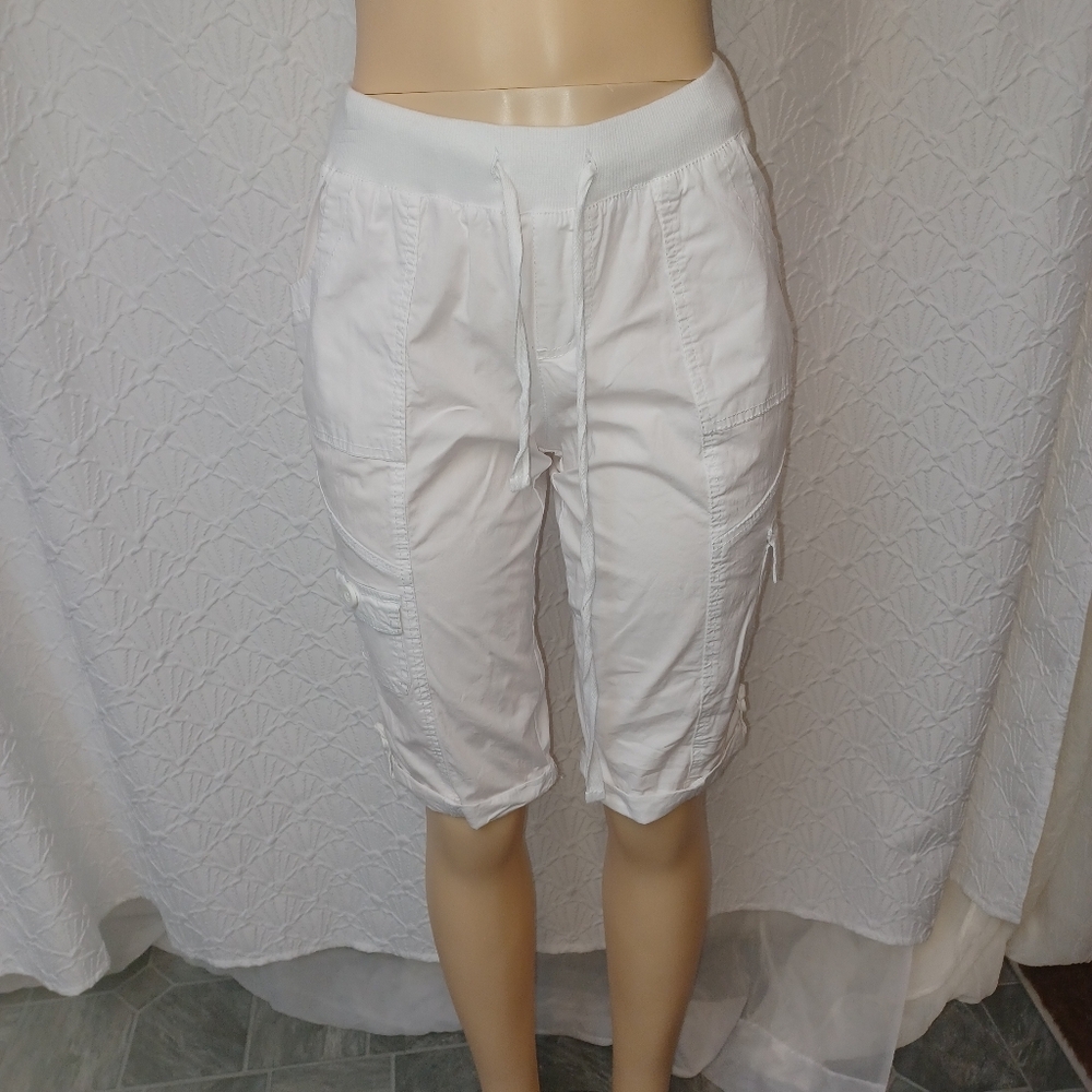 Earl Jeans women Size 10  White Cargo Shorts Relaxed Fit
